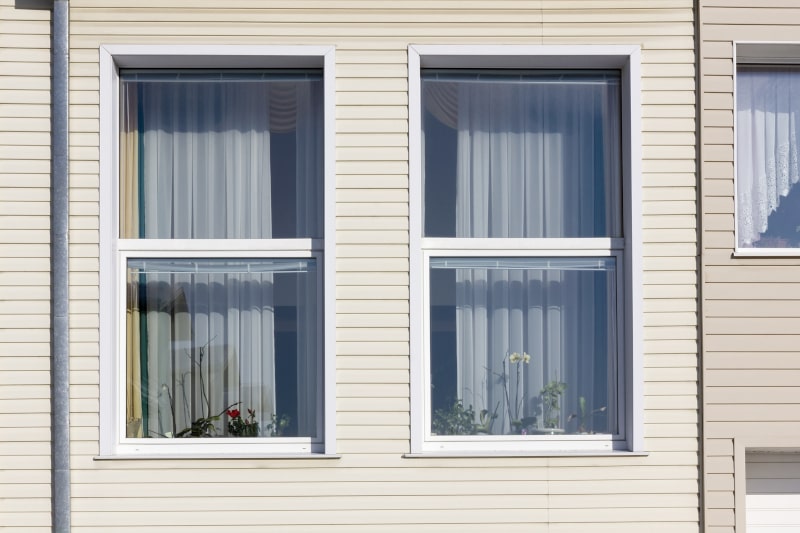 What are the main advantages of vinyl frame windows?